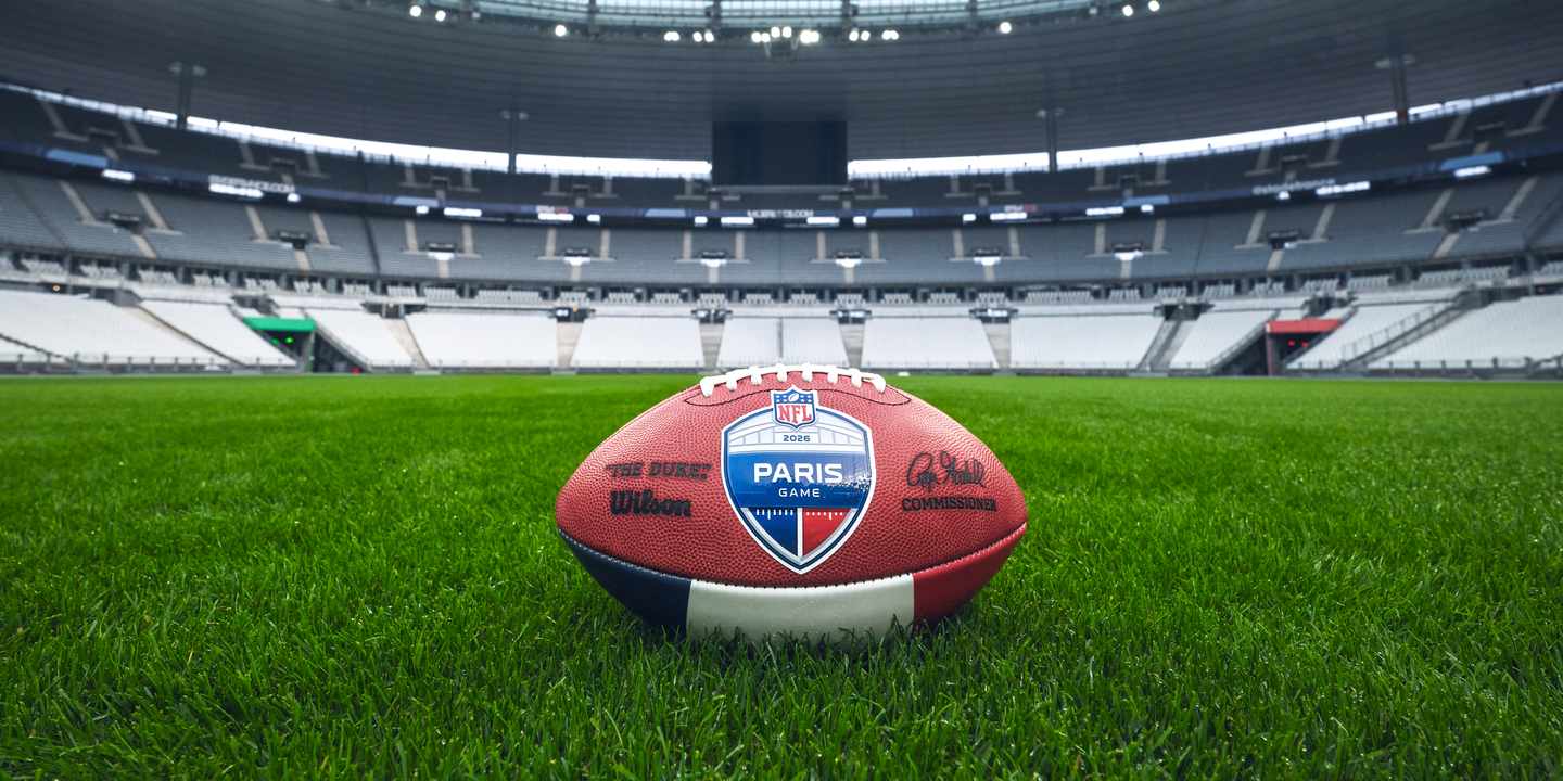 Football auf dem Rasen im Stadion Paris