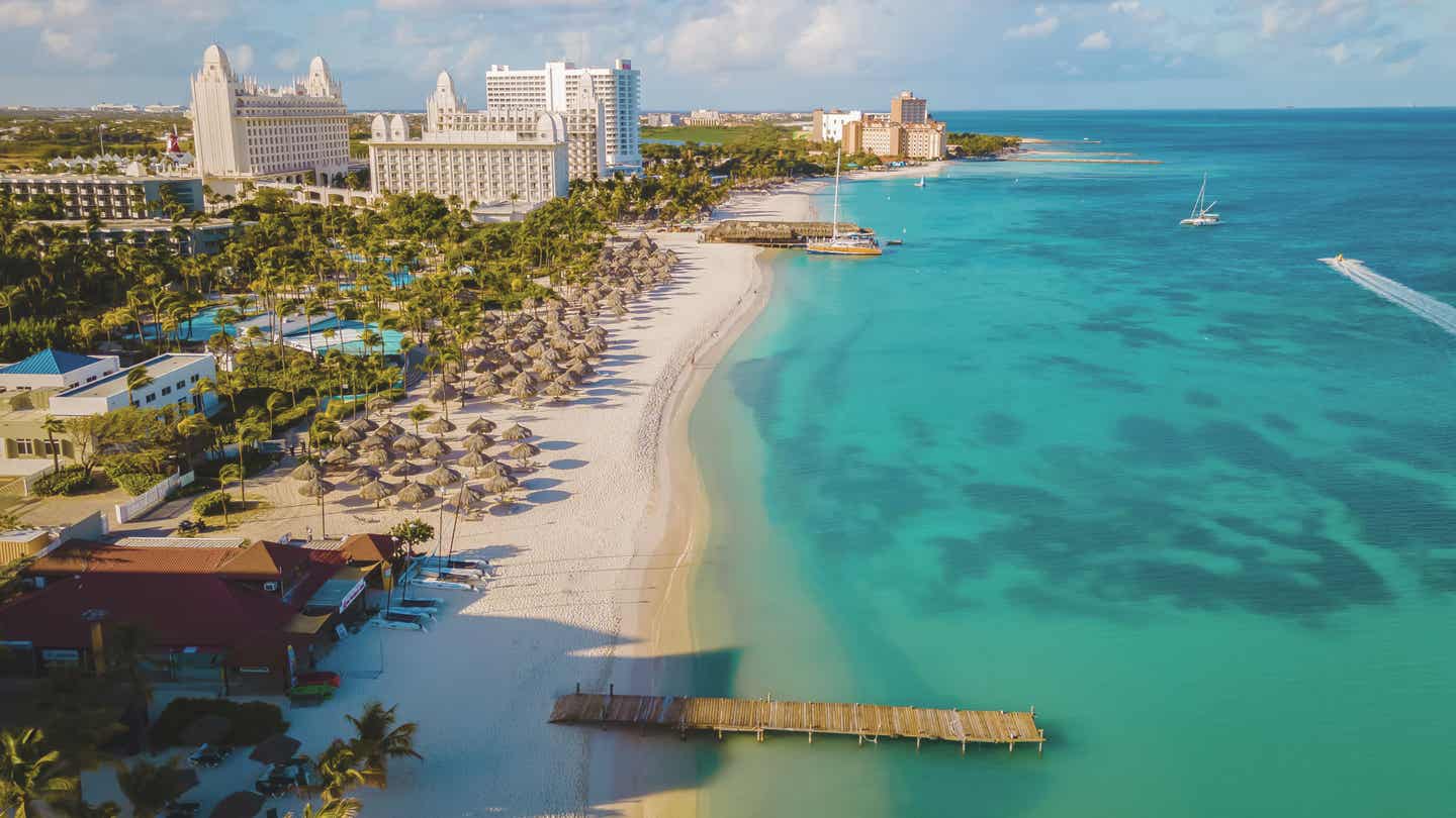 Palmenstrand und Hotels von oben auf Aruba