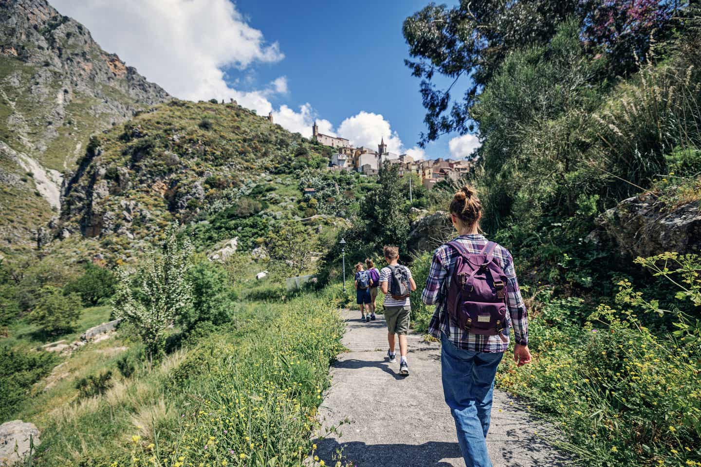 Familienwanderung in den sizilianischen Bergen in der Nähe der Stadt Isnello