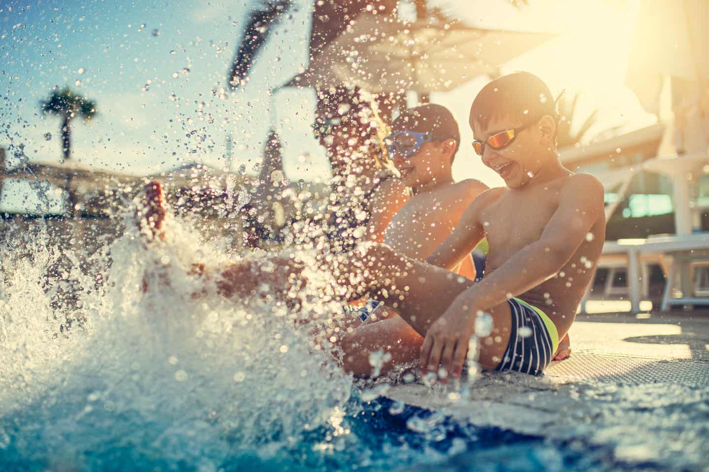 Kinder planschen im Pool: Jetzt Hotels mit Kinderermäßigung buchen