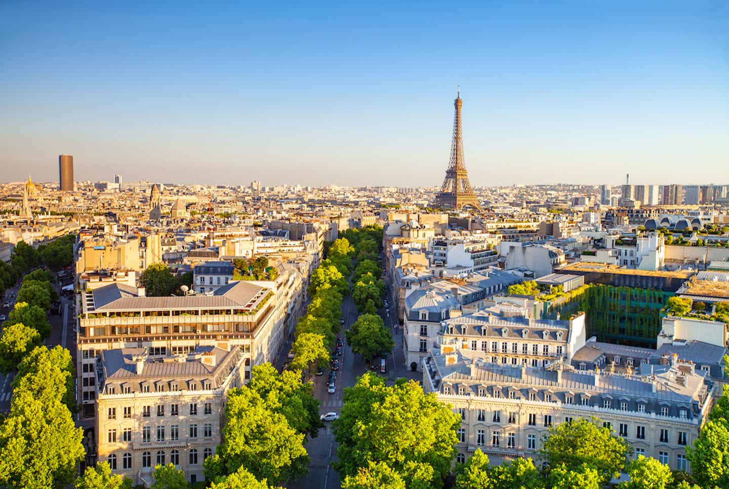 Blick über Paris mit Sicht auf den Eiffelturm