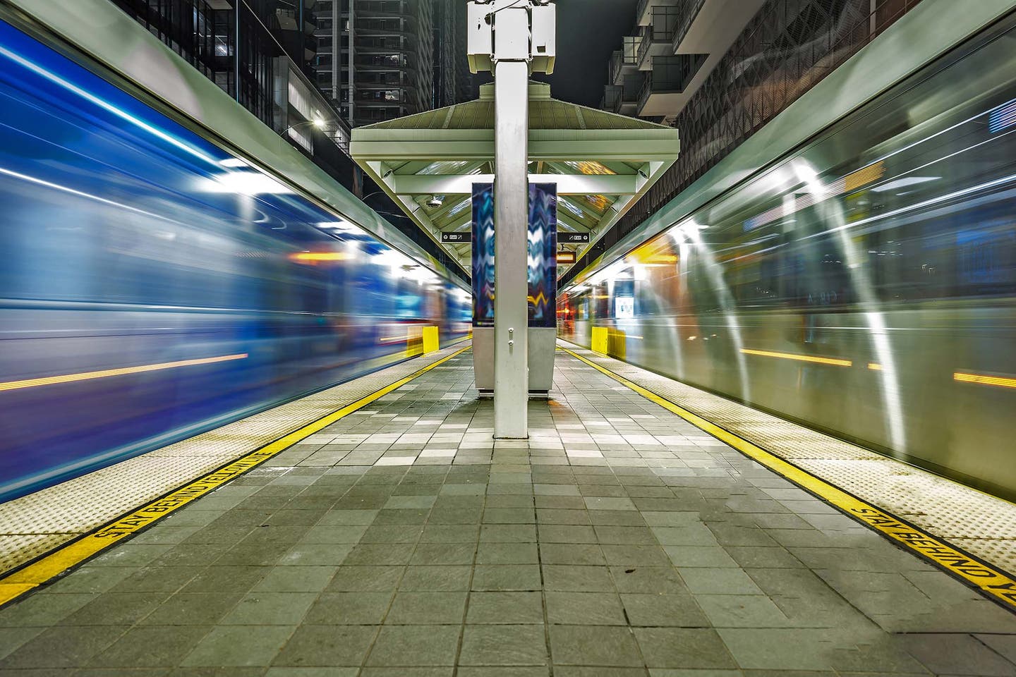 Eine U-Bahn-Station in Los Angeles mit vorbeifahrenden Zügen