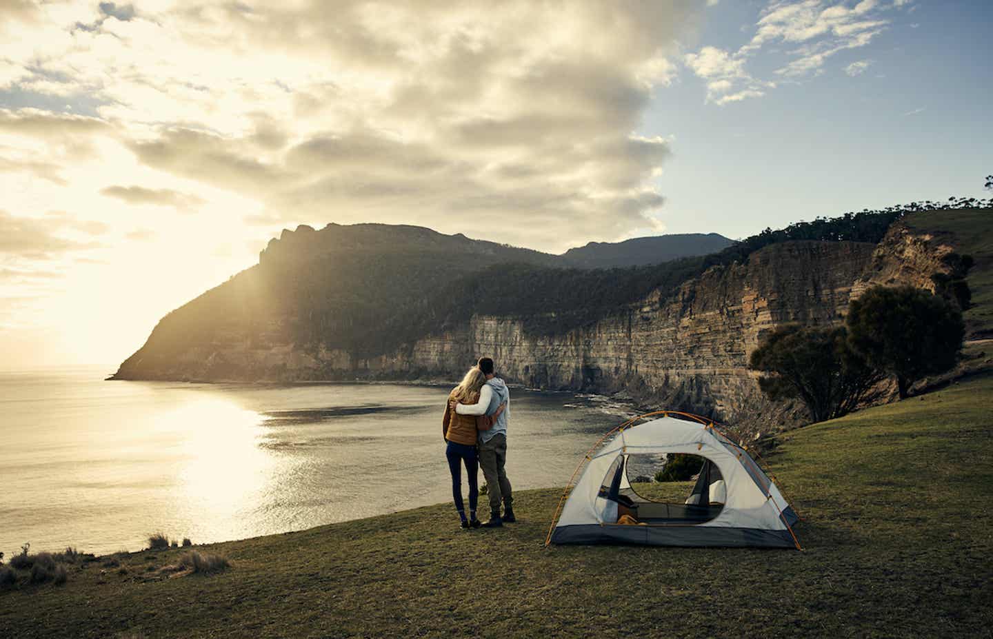 Ein verliebtes Paar vor Ihrem Camping-Zelt