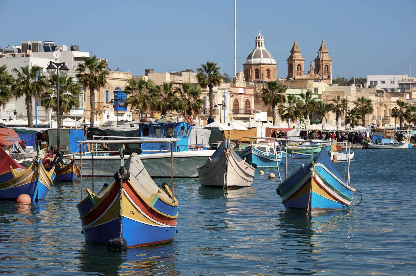 Malta Urlaub mit DERTOUR. Hafen von Marsaxlokk mit traditionellen maltesischen Booten