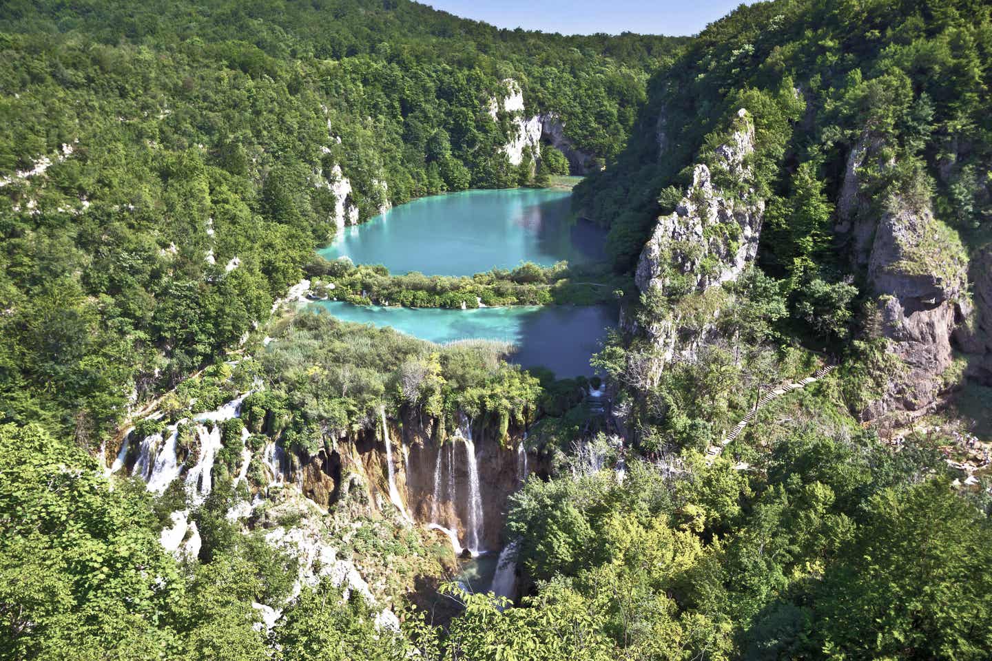 Kroatien beste Reisezeit: Wasserfall an den Plitvicer Seen