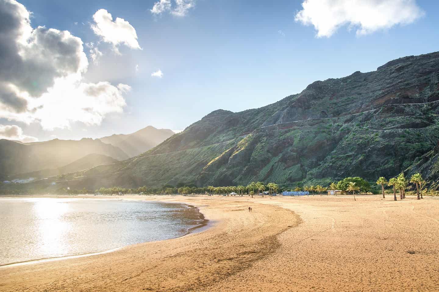 Teneriffa Urlaub: Aussicht auf den Strand las Teresitas