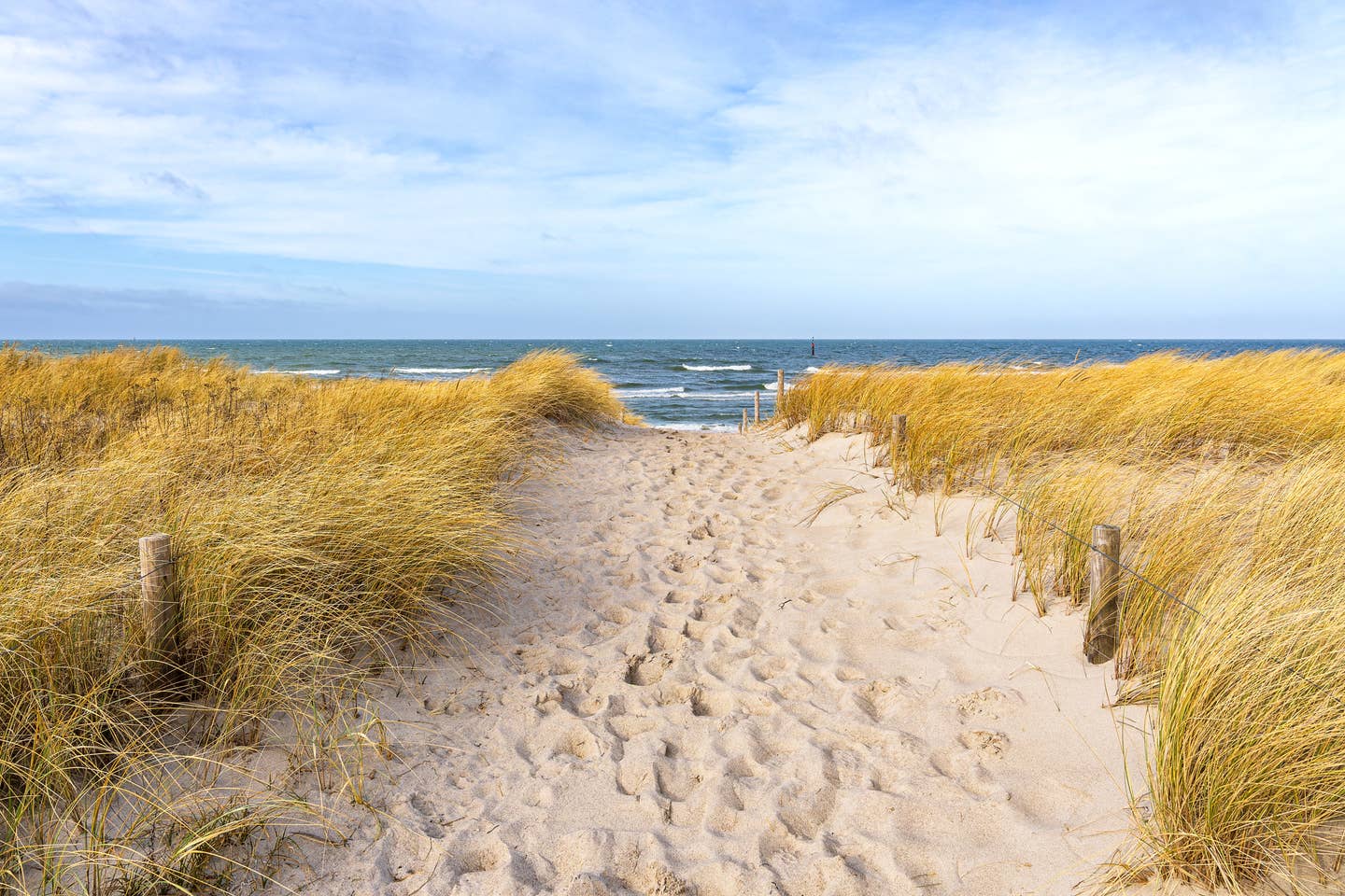 Willkommen im Ostsee-Urlaub: Der Weg zum Strand in Graal-Müritz führt über eine Düne.