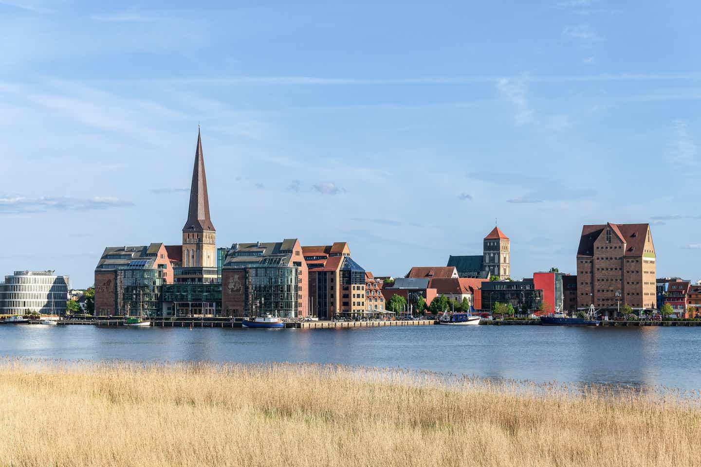 Städtetrip Juli: Blick über die Warnow in Rostock