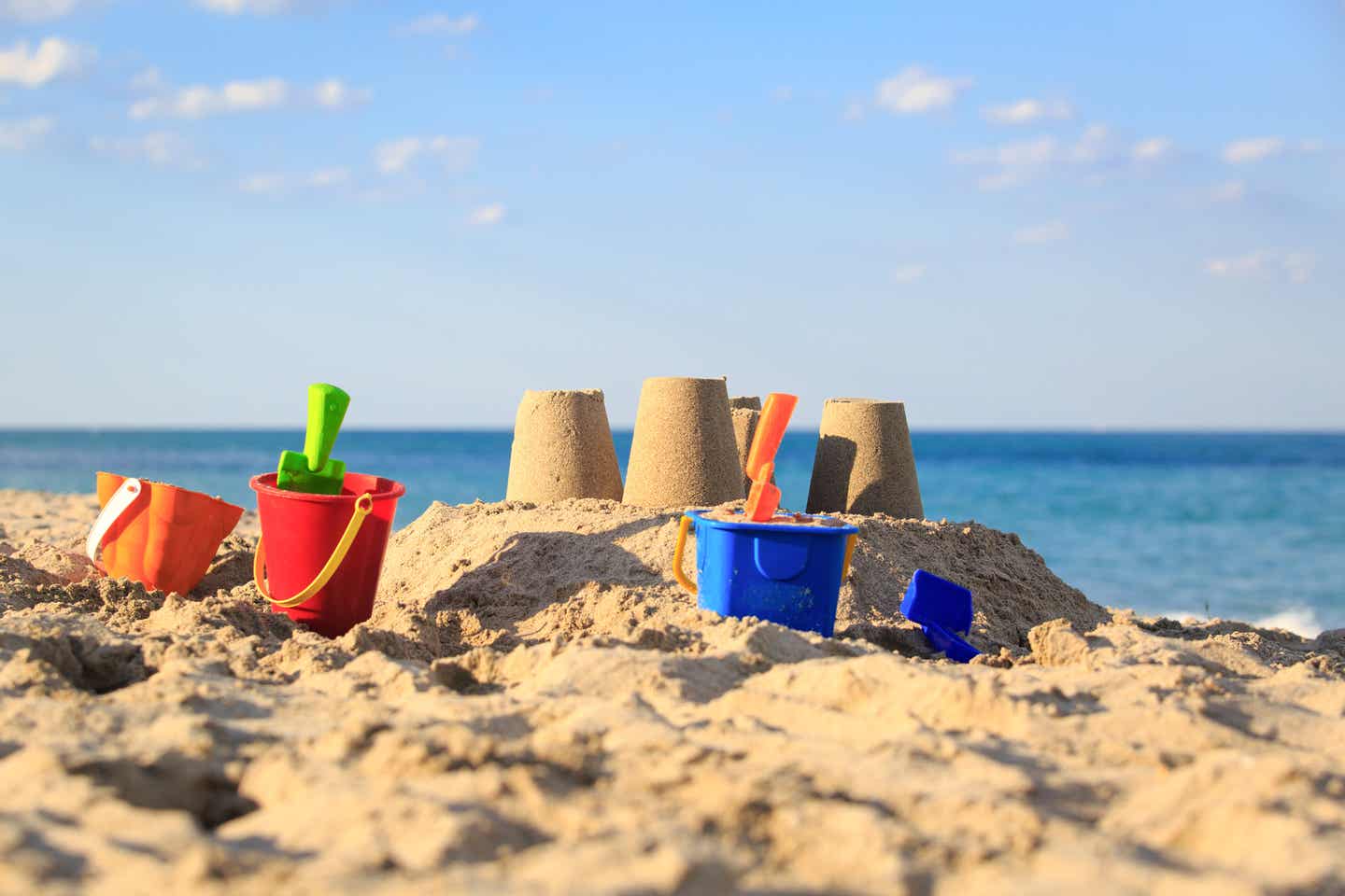 Strand in Montenegro: Sandburg am Strand