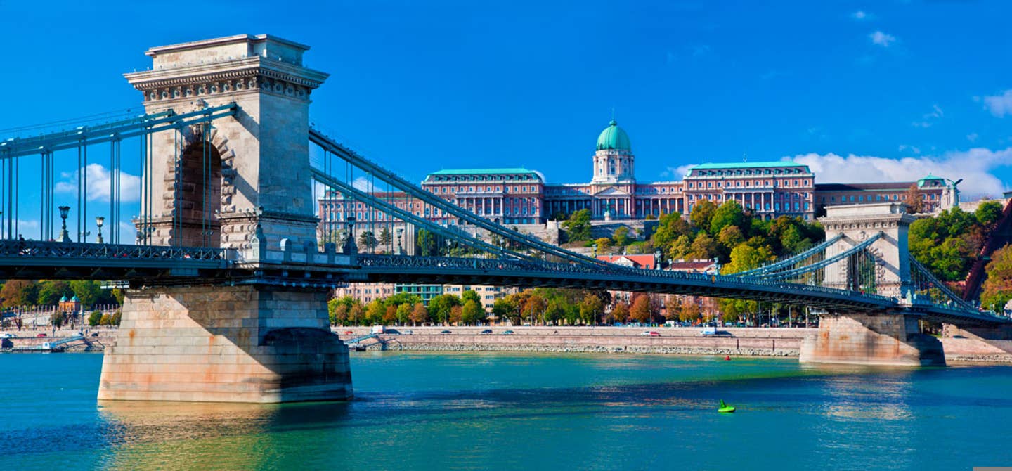 Blick auf die Kettenbrücke und den Burgpalast in Budapest