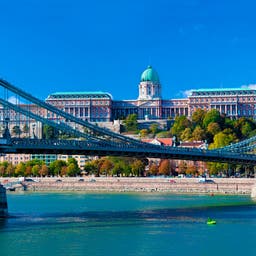 budapest-kettenbruecke-burgpalast-t-175789906.jpg