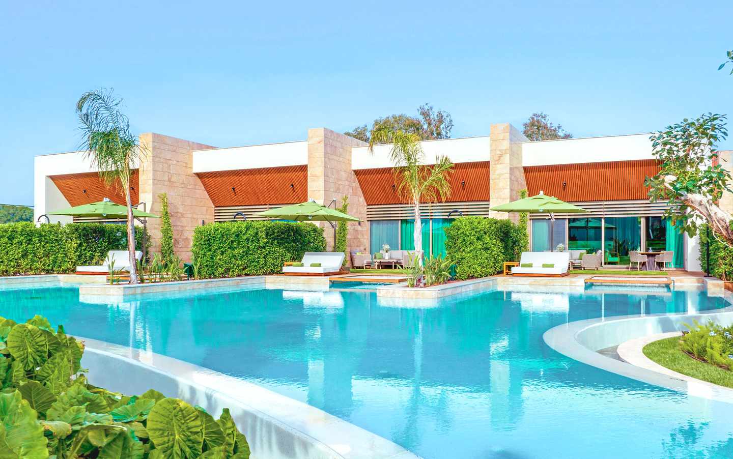 So könntest du in einem der besten Wellnesshotels weltweit wohnen Vier Zimmer nebeneinander mit großem Pool angrenzend und eigenem Poolzugang
