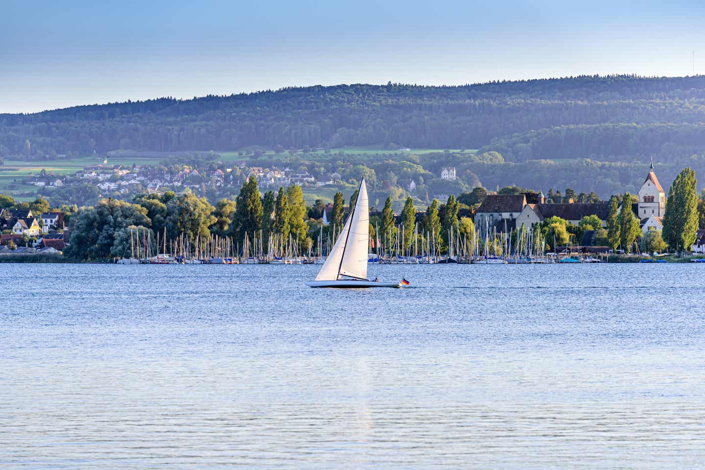 Sehenswürdigkeiten am Bodensee: Ein Segelboot steigt am Bodensee auf