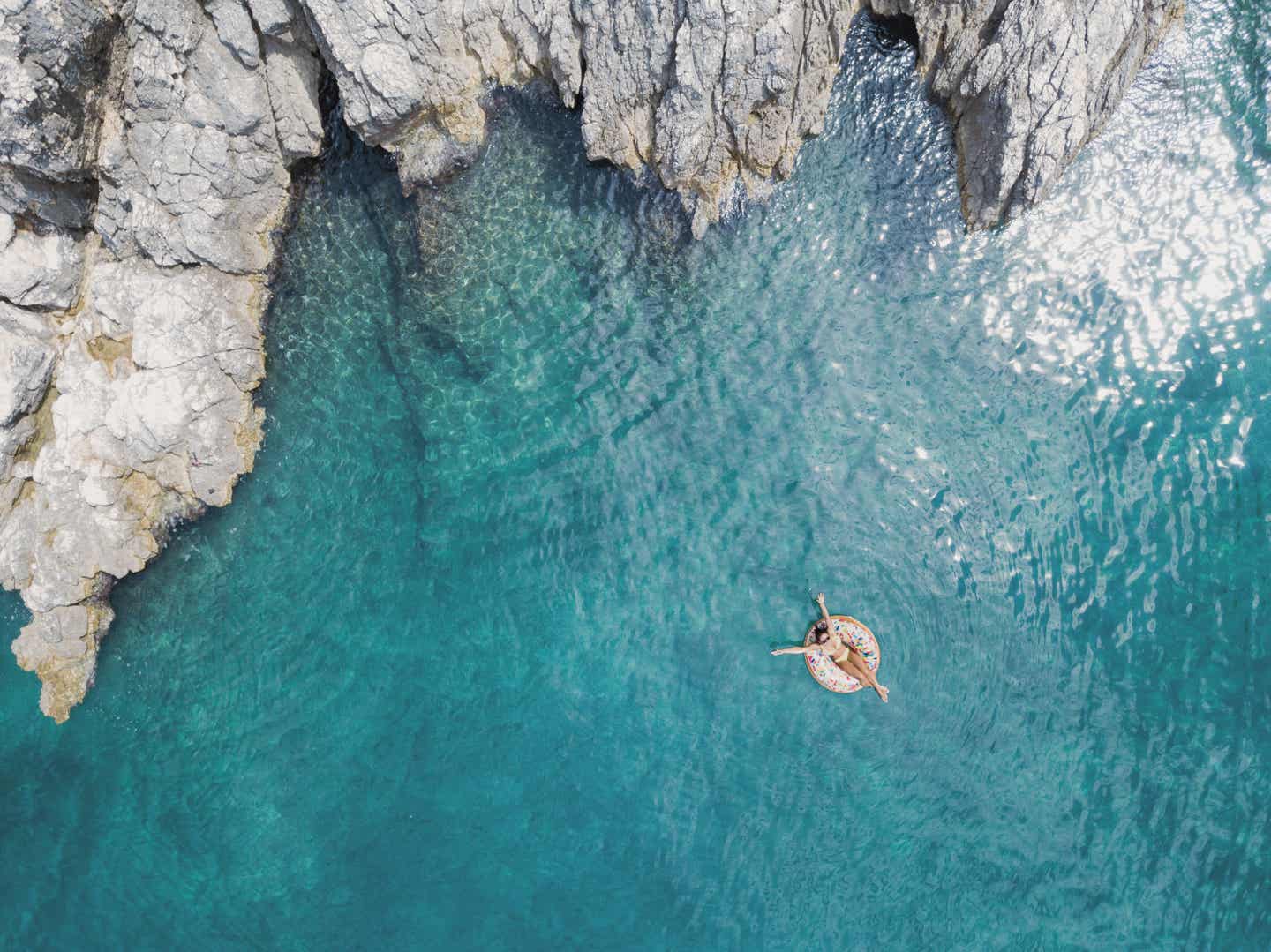 Schönste Strände Kroatien, Luftaufnahme Frau schwimmt in einer Bucht