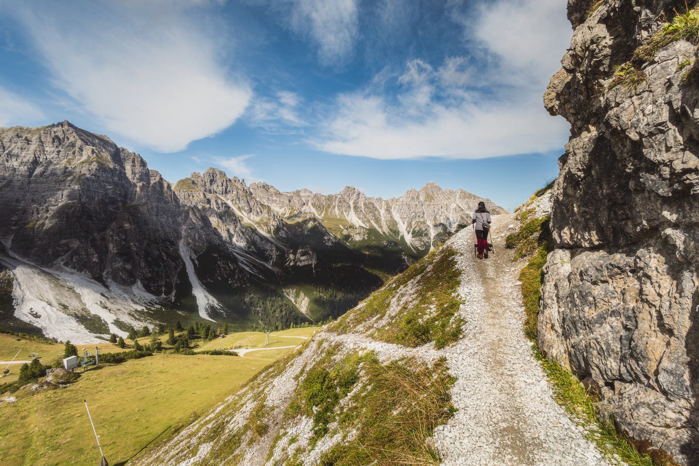 Wandern im Stubaital mit Blick auf die Tiroler Bergkulisse