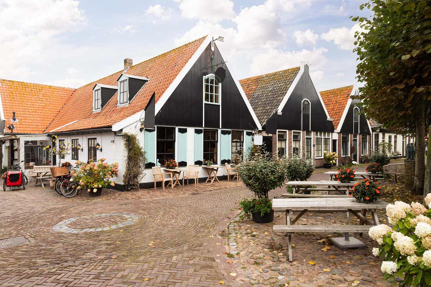 Deutschland Nordsee Tagesausflug: Oosterend Blick in kleine Innenstadt