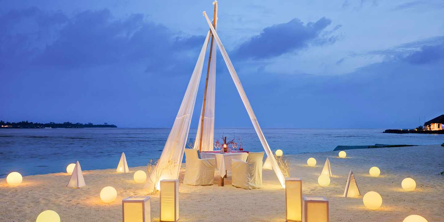 Blick auf ein Dinner am Strand im Sentido OBLU Helengeli