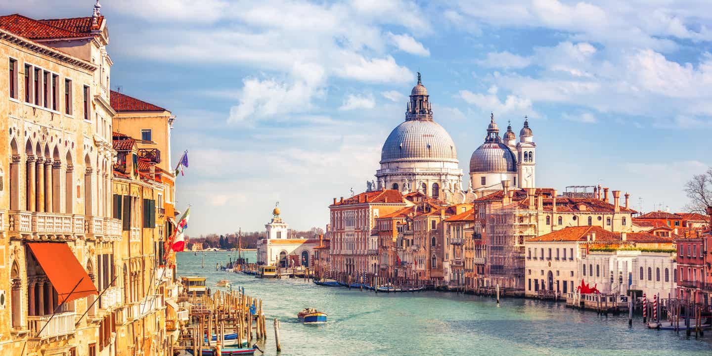 Blick auf den Canale Grande und die Basilika Maria Della Salute in Venedig
