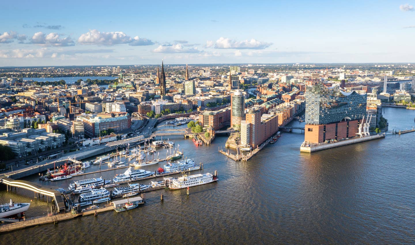 Städtereise Hamburg: Luftaufnahme der Hafenstadt