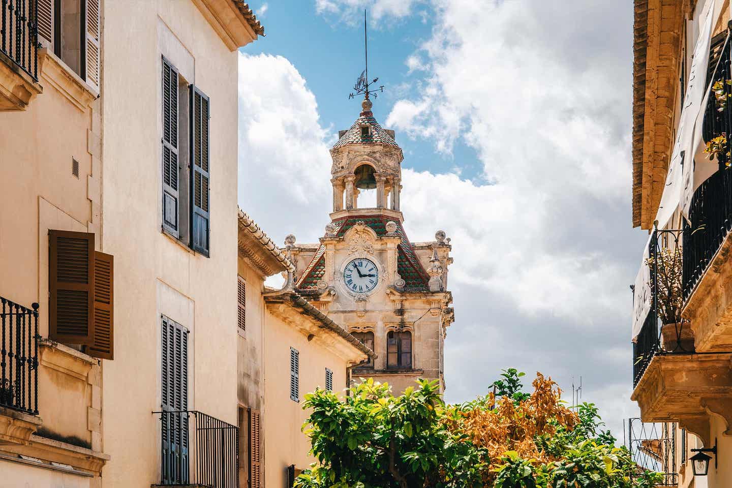 Kirchturm in der Altstadt von Alcúdia auf Mallorca