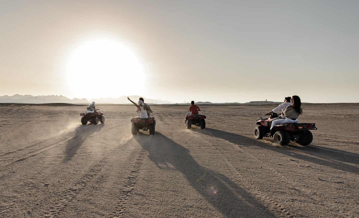 Makadi Bay Urlaub mit DERTOUR. Paar auf Quads in der Wüste Ägyptens