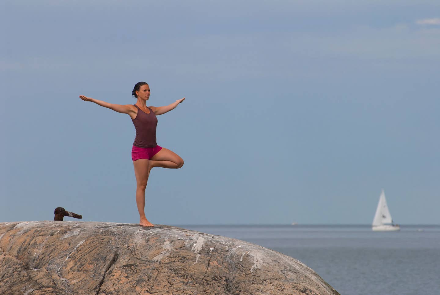 Frau beim Yoga am Meer