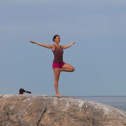 frau-yoga-meer-felsen-t-91198044.jpg