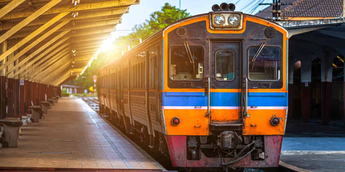 Dieselzug als traditionelles öffentliches Verkehrsmittel im thailändischen Stil steht im Bahnhof Phitsanulok in Thailand