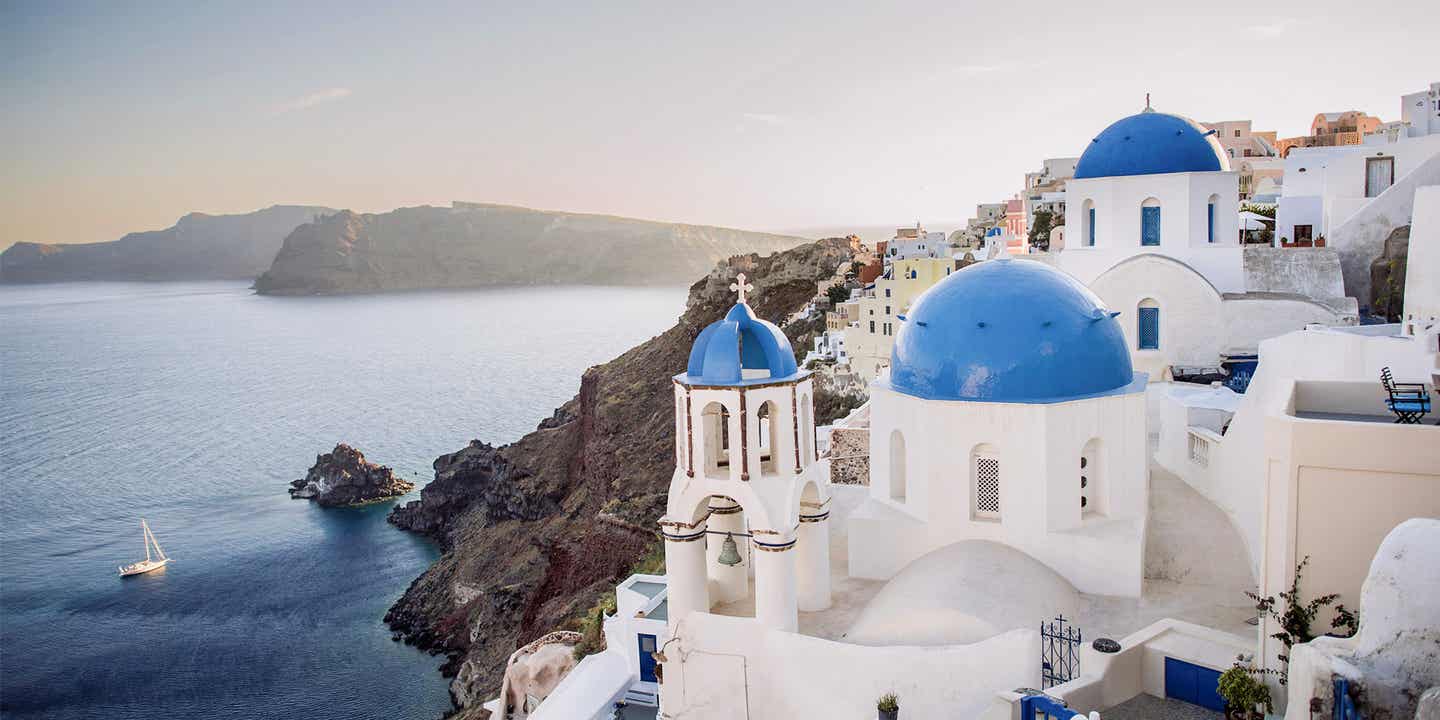 Die Blauen Dächer an der Steilküste von Santorini mit Blick auf die Caldera