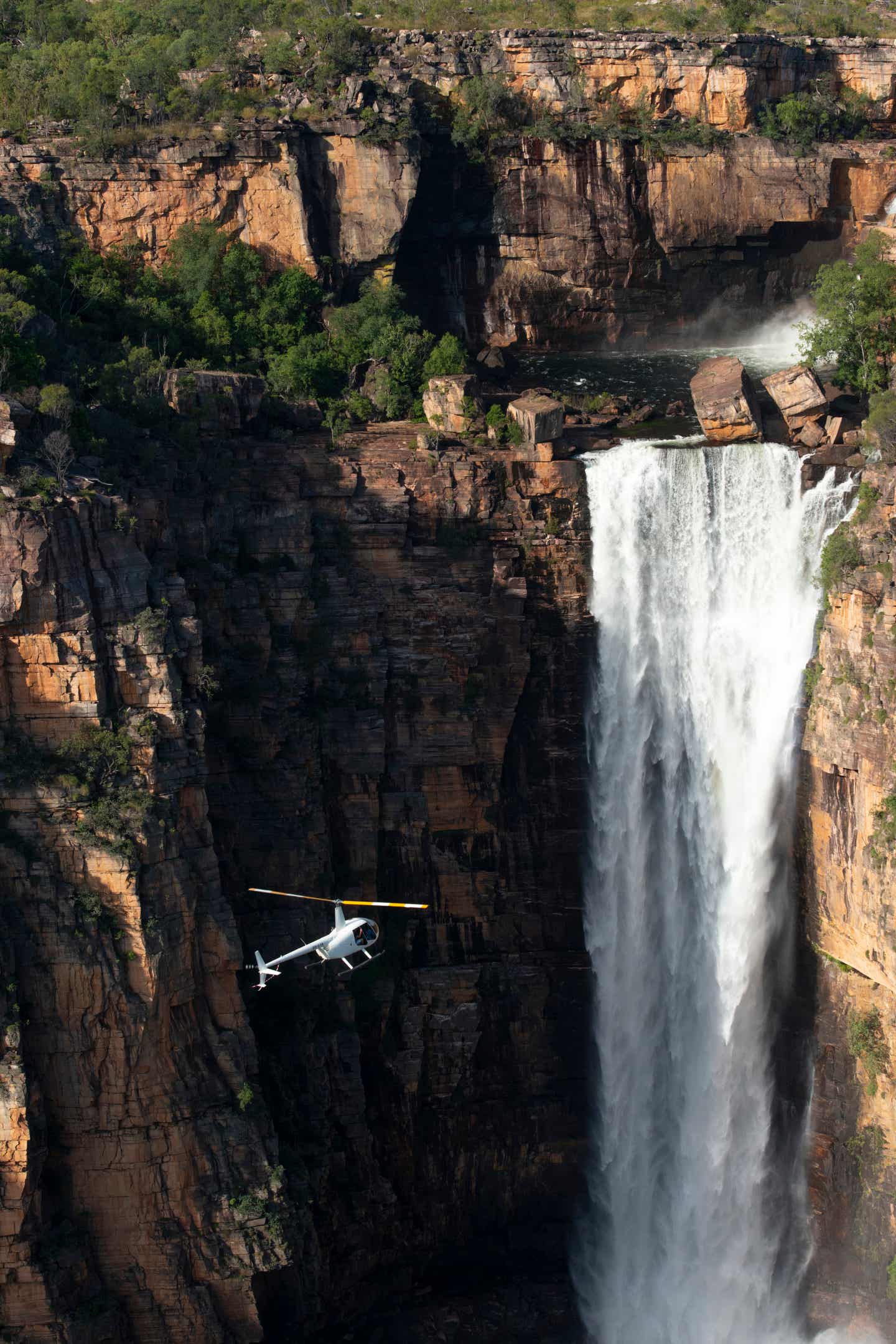 Northern-Territory-Sehenswürdigkeiten: Wasserfall und Helicopter