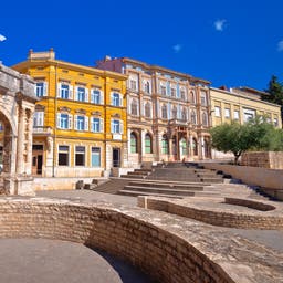 kroatien-istrien-pula-römisches-tor-klein-g-1086797818.jpg