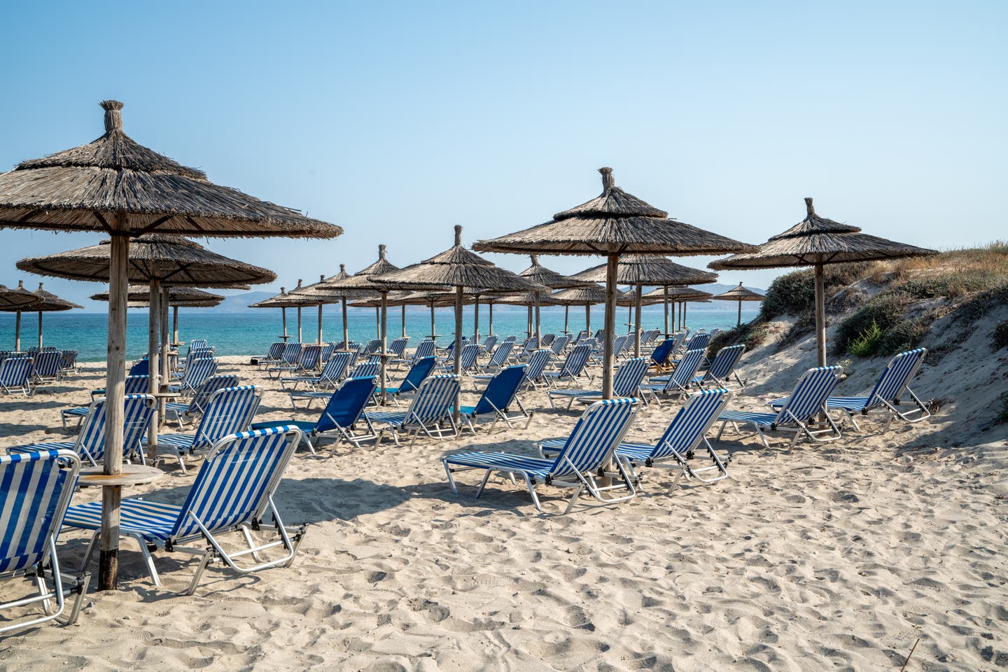 Strandabschnitt mit Liegen und Schirmen