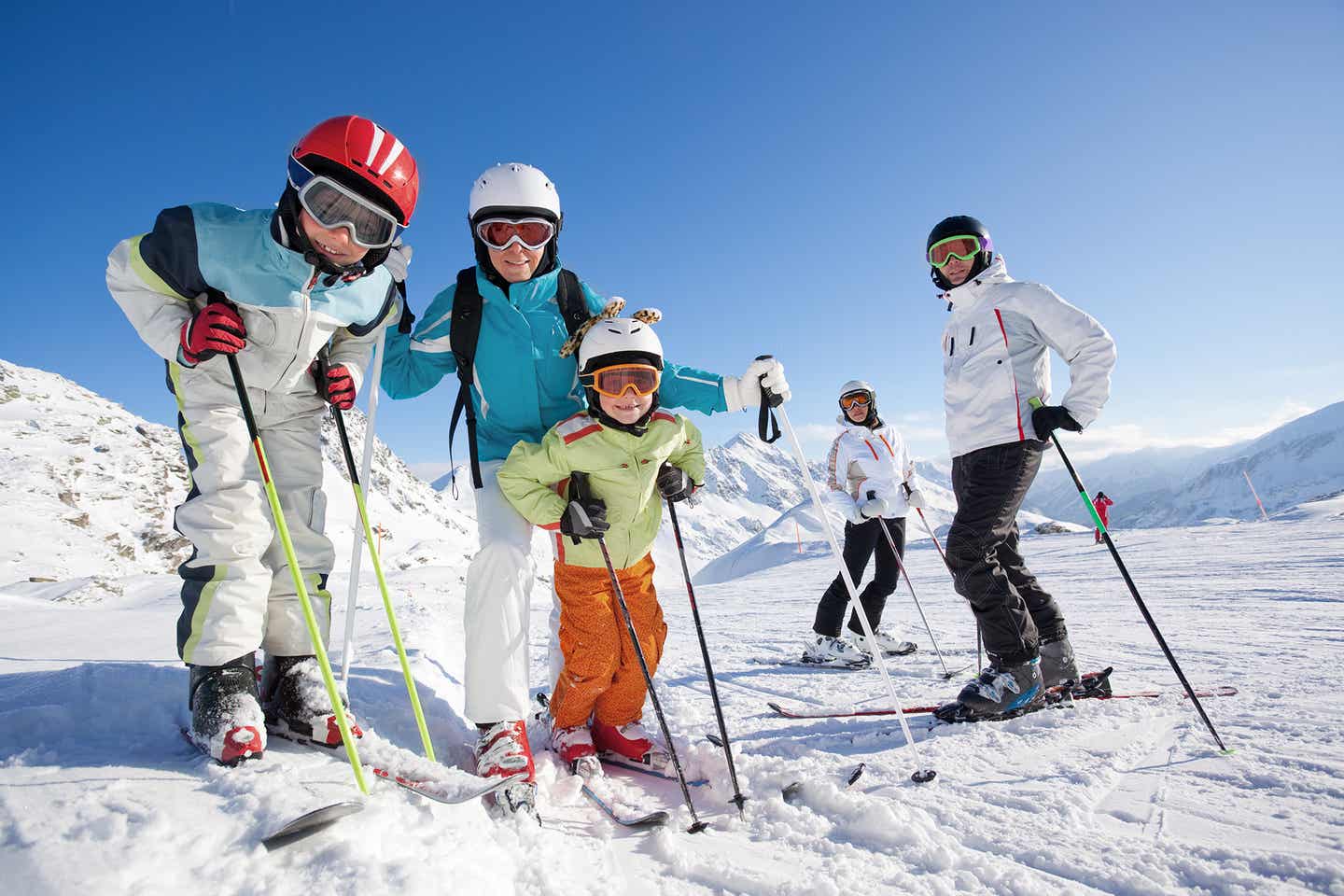 Familie beim Skifahren