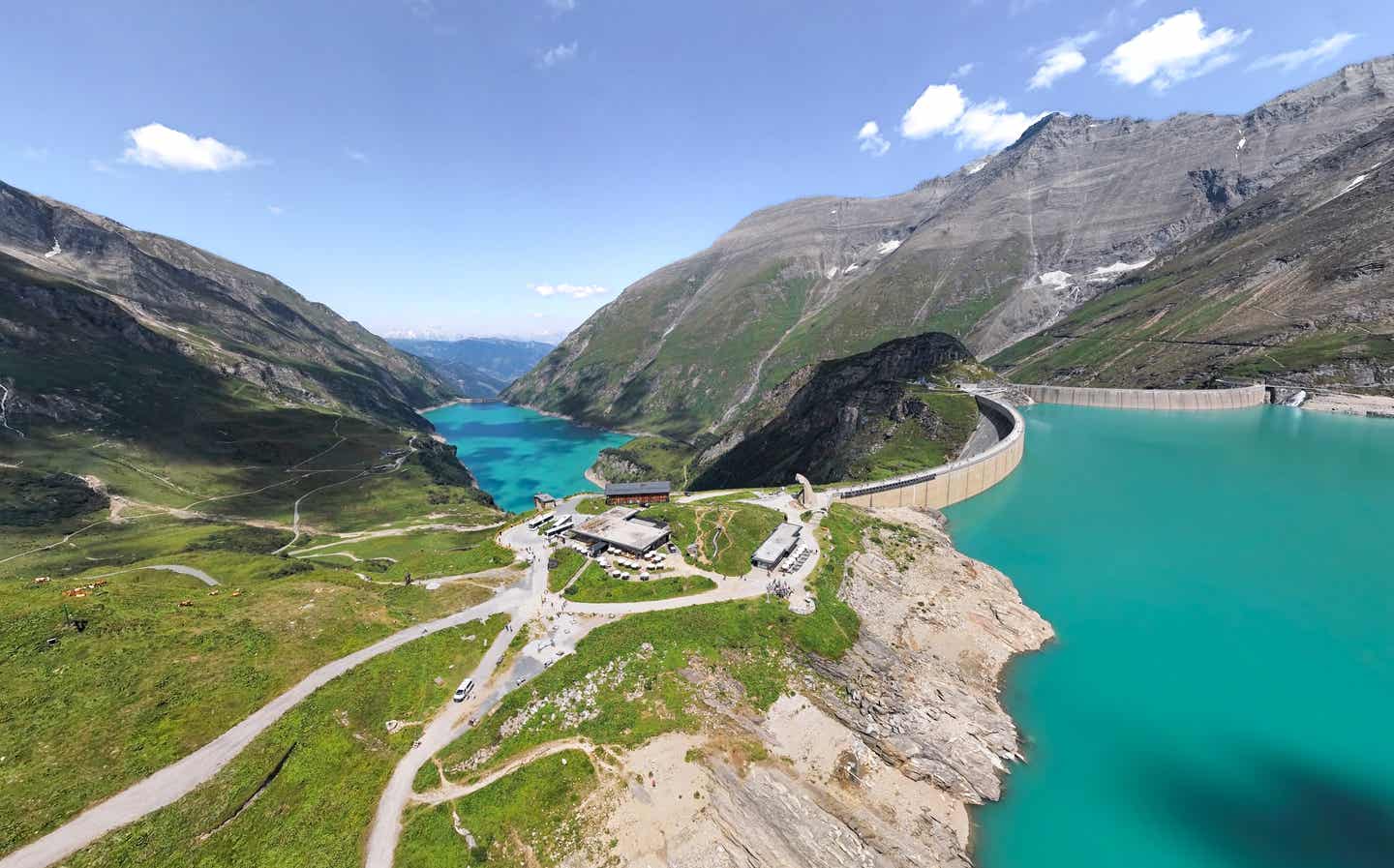 Die Kölbreinsperre mit Stausee vor Tal und Bergen