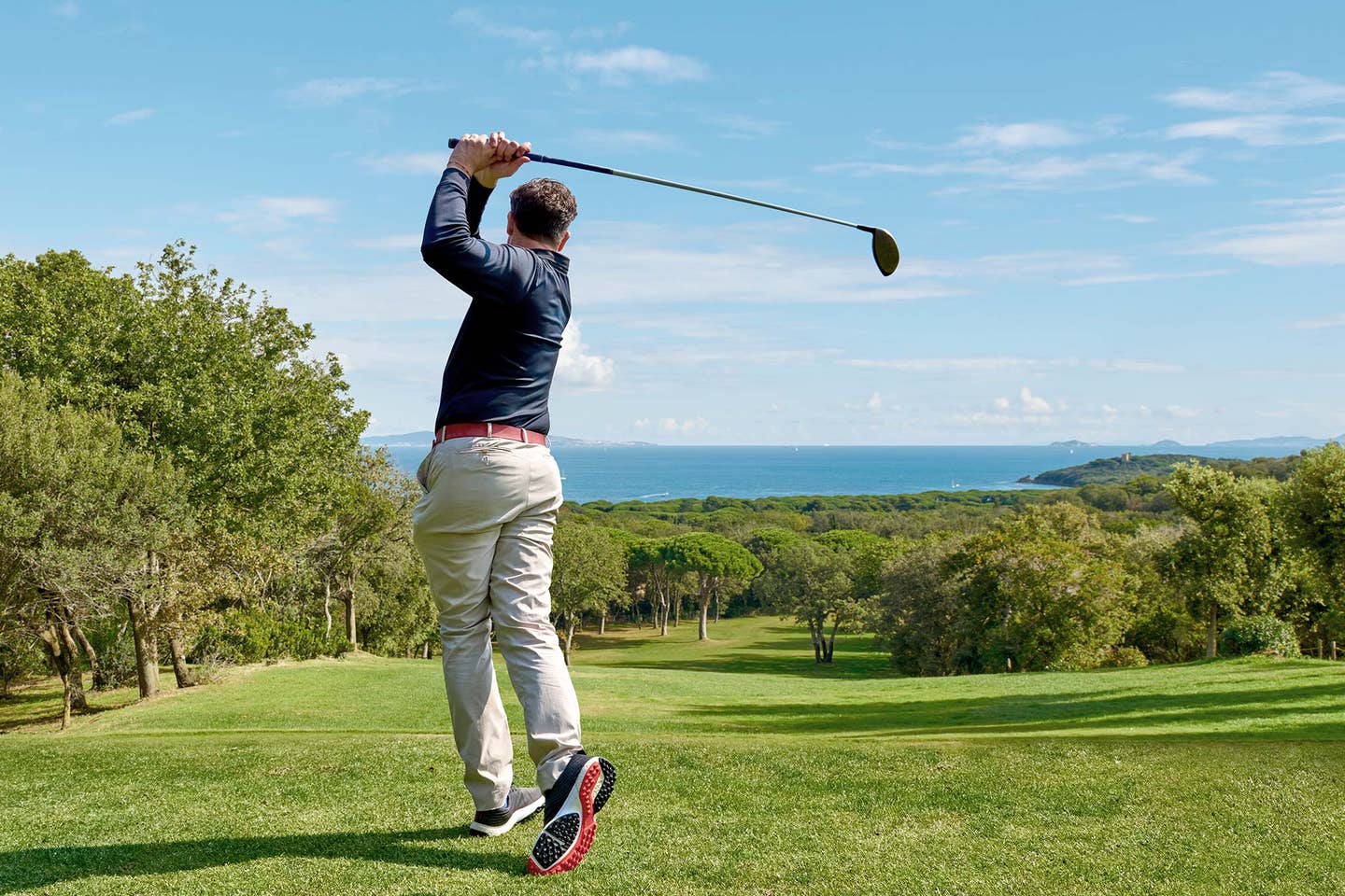 Golfabschlag am Golfplatz in Italien am Meer