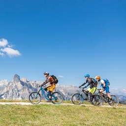 italien-dolomiten-fahrradfahrer-g-697020228.jpg