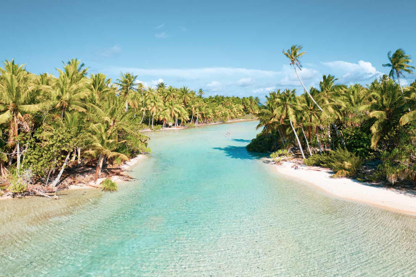 Zwei Inselteile mit Palmen von Tahiti rahmen türkisblaues Wasser ein