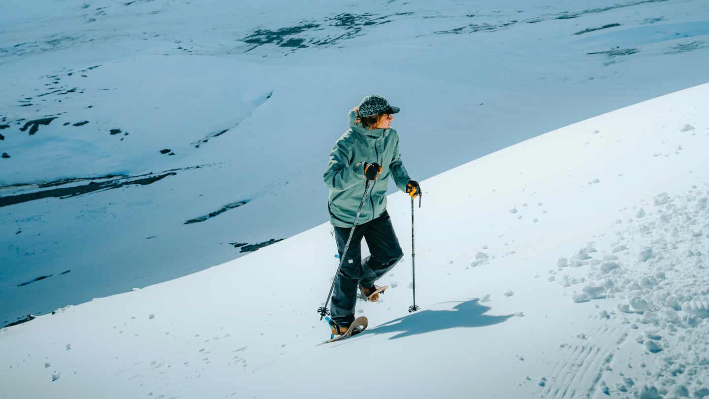 Schneeschuhwandern in winterlicher Landschaft 