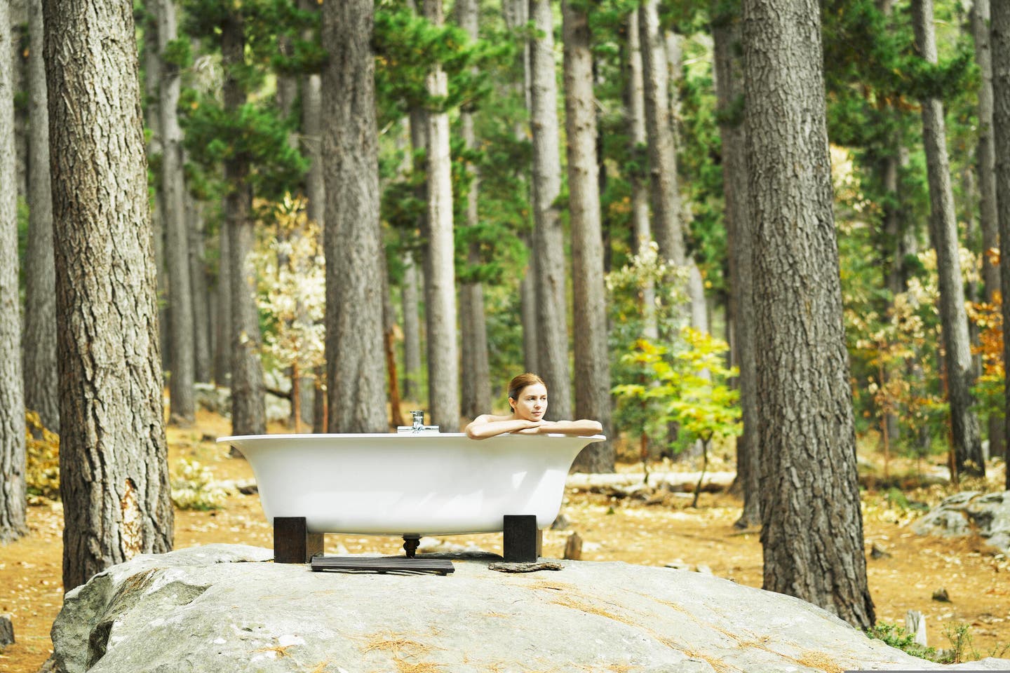 Frau in Badewanne in freier Natur