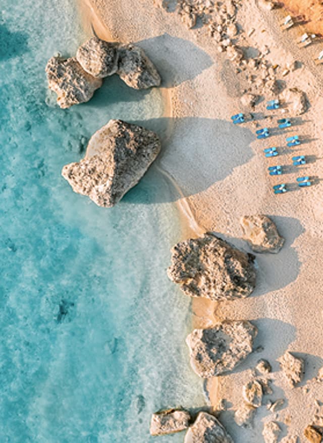 Mehr Infos hier Luftaufnahme Meer und Strand mit Sonnenschirmen