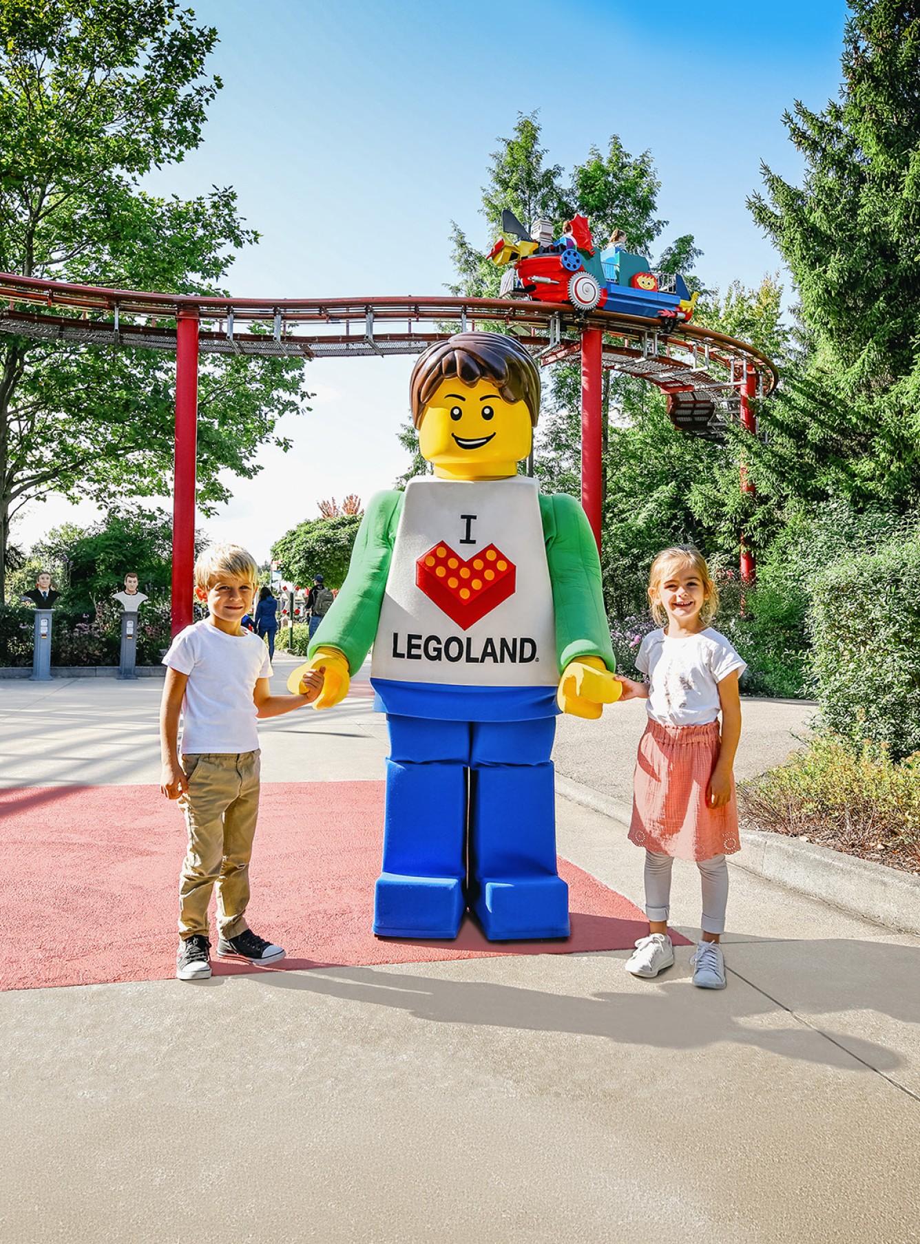 Legoland: Zwei Kinder mit einer Legofigur