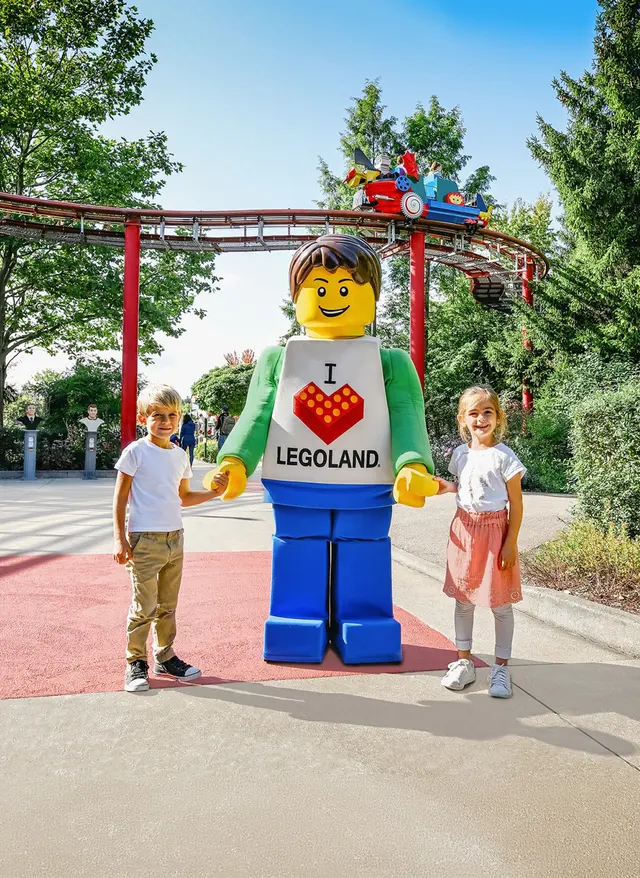 LEGOLAND® Deutschland Resort Legoland: Zwei Kinder mit einer Legofigur