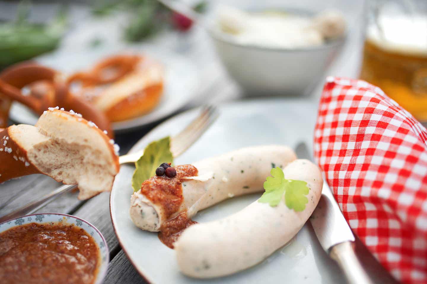 Deutsche Spezialität: Bayerische Weißwurst mit Sauce