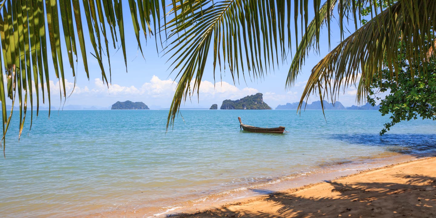 Rotbrauner Sand und helles Wasser in der Phang Nga Bay in Thailand