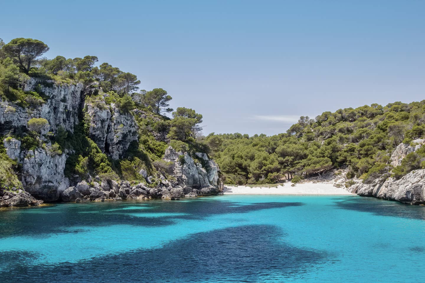 Menorca Urlaub mit DERTOUR. Abgelegene Bucht von Cala Macarelleta umgeben von Pinienwäldern