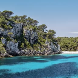 spanien-menorca-cala-macarelleta-bucht-g-173382264.jpg