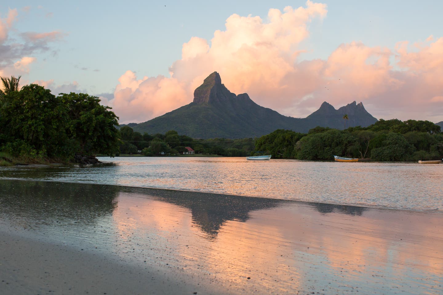 Tamarin Beach auf Mauritius bei Sonnenuntergang