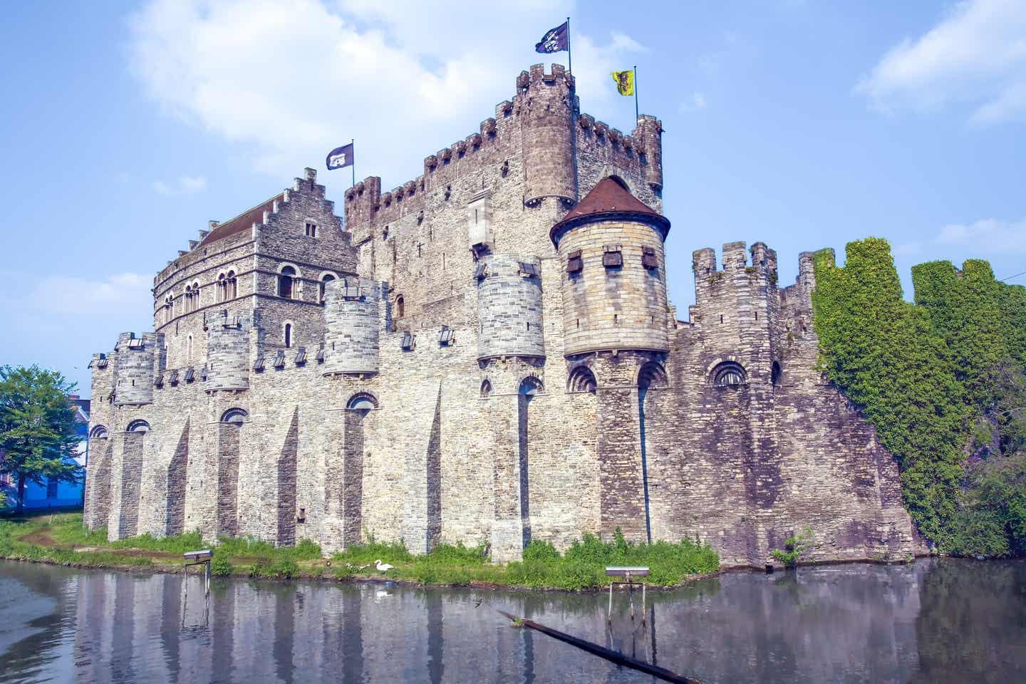Wasserburg mit Folterplatz: die Genter Grafenburg Blick auf die Wasserburg von Gent: die Grafenburg