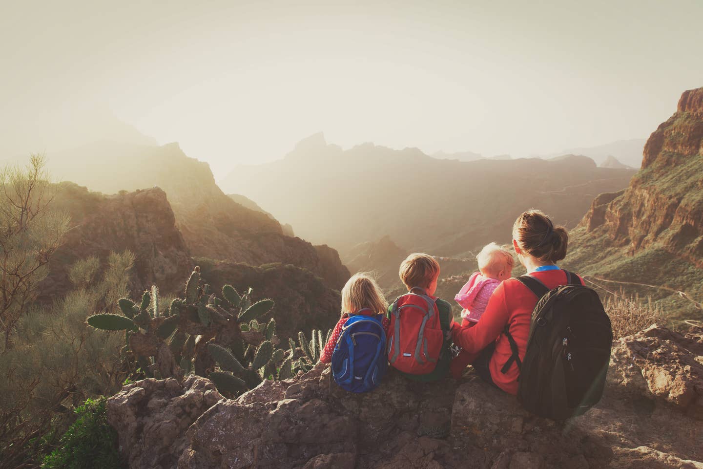 Familienurlaub Kanaren – Mutter mit Kindern in den Bergen