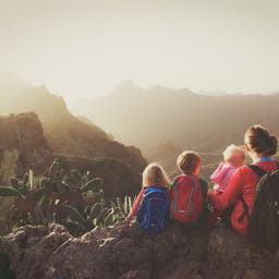 Kanaren-Mutter-mit-Kindern-beim-Wandern-g-669000432.jpg.png